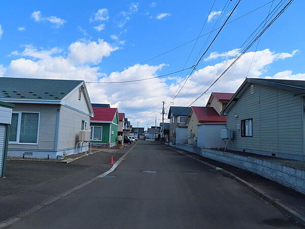 前面道路は南東側幅員8ｍの北見市市道(川東12線道路)に接道し、北東側から南西方向を見た前面道路周辺です。