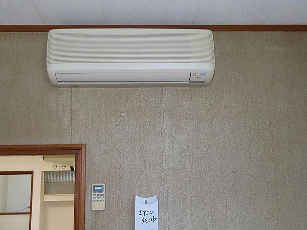 エアコンは温度と湿度をコントロールできるので、夏の蒸し暑さや冬の底冷えを和らげて、部屋を一年中ほぼ一定の快適さに保てます。