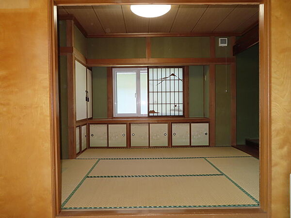 リビングから見た北西側の、5.75帖の和室です。