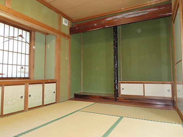 床の間は、季節の花や掛け軸、置物を飾るための場所としてつくられています。収納ではなく「飾るためだけのスペース」があると、部屋全体に落ち着きや品のある雰囲気が出ます。