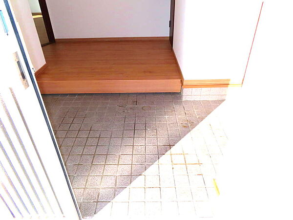 玄関の靴置場は広めで下駄箱もあります。