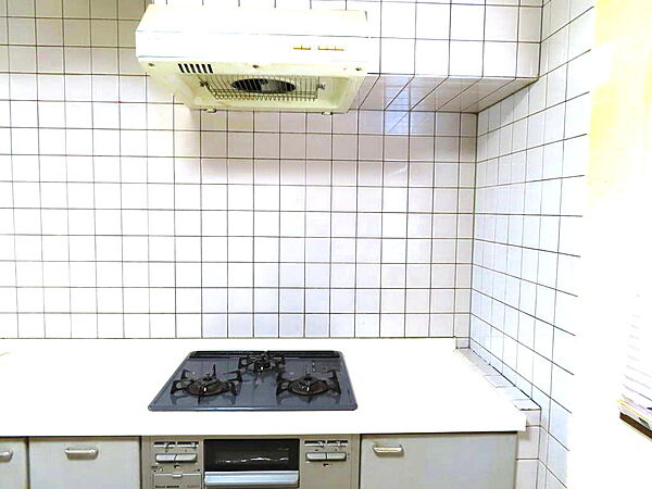 3口ガスコンロは、同時に3つの調理ができる点が大きな特徴です。煮込み料理などで長時間火を使う際に、他のコンロを塞がずに済むため、効率的に料理を進めることが可能になります。