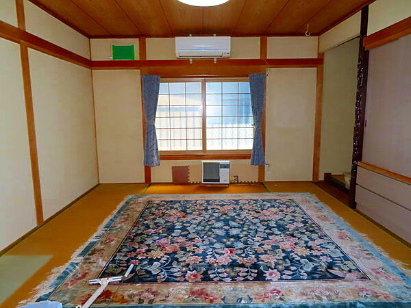 8畳の和室には、エアコンがあるので、夏の蒸し暑さや冬の寒さを解消し、寝室を快適な温度に保ち、「暑くて寝苦しい」「寒くて眠れない」といった状態を防ぎ、湿度がこもりやすい夏場には除湿機能が役立ちます。