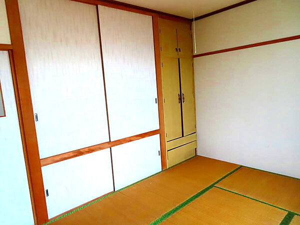 2階6帖和室には押入の横にも、出し入れのしやすい両開きドア収納があり、大きな物の収納に適していて、引き出し収納は、小物の整理整頓や収納物の見渡しやすさに優れています。
