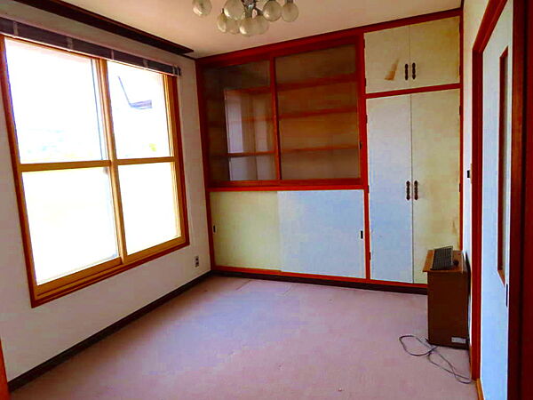 2階洋室の窓ガラス付きの書棚には、大切な本をきれいに保ちながら、部屋の雰囲気を良くするメリットがあります。ホコリが入りにくく、日焼けを防ぎ、地震の際の落下防止にもなります。