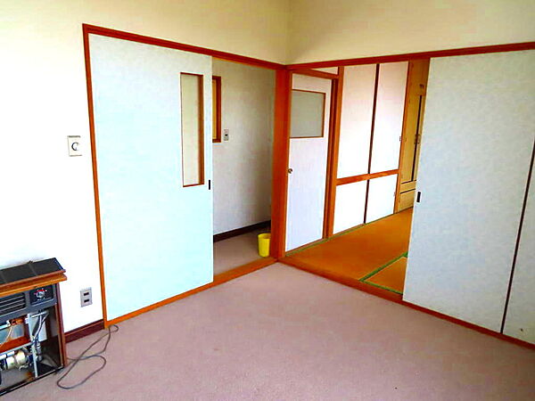 2階洋室は南西向きで午後からの日当たりが良いため、冬場は部屋が暖かく過ごしやすいです。西日が夕方まで差し込むことで夜も部屋が暖かく保たれ、自然光による室温上昇は、結露の発生を抑える効果も期待できます。