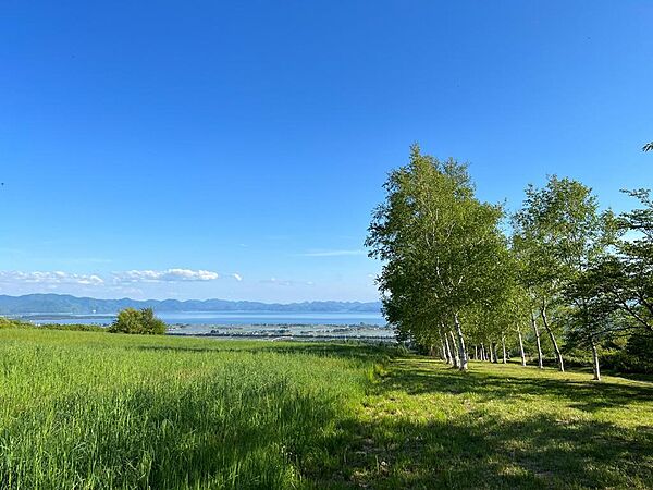 物件周辺の散歩道からの猪苗代湖