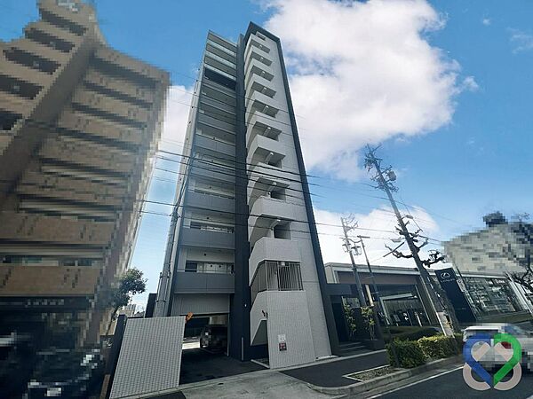 《建物外観》白とダークカラーのコントラストが印象的な外観デザイン。縦ラインを意識したスタイリッシュなフォルムが、植田エリアの街並みに映える洗練された佇まいです。