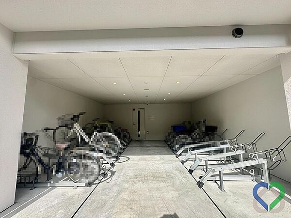 《駐輪場》屋根付きの駐輪スペースを確保しており、雨の日でも安心して自転車を保管可能。整然とした共用部分は管理状態の良さも感じられ、入居者の利便性にも配慮されています。