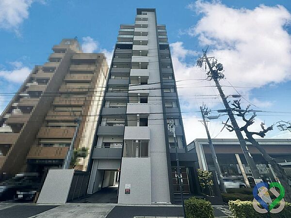 《建物外観》通りからの視認性も良好な12階建てマンション。シンプルでシャープな外観デザインが印象的で、植田エリアの街並みに自然と馴染む落ち着いた佇まいです。