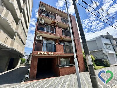 外観:《建物外観》重厚感のあるタイル張りの外観が印象的なマンションです。空室につき自己利用はもちろん、賃貸運用などもご検討いただきやすいお部屋。落ち着いた街並みに馴染む外観デザインとなっております。 外観:《建物外観》重厚感のあるタイル張りの外観が印象的なマンションです。空室につき自己利用はもちろん、賃貸運用などもご検討いただきやすいお部屋。落ち着いた街並みに馴染む外観デザインとなっております。
