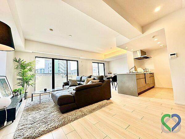 《LDK》大きな窓から光が差し込む開放感のあるリビング空間。約90m2のゆとりある住戸ならではの広さが魅力です。リビング・ダイニングとキッチンがゆるやかにつながり、ご家族との時間を心地よく過ごせます。