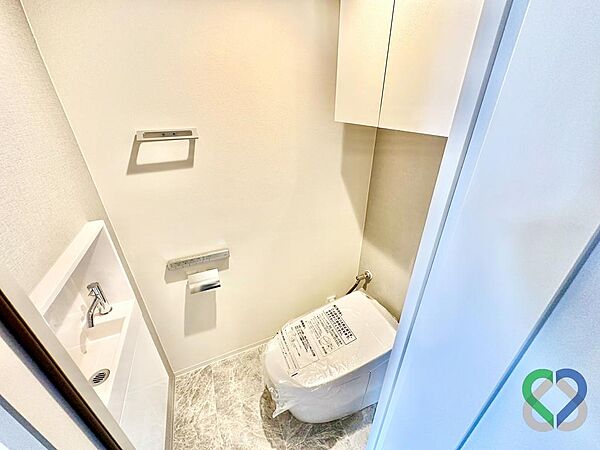 《トイレ》清潔感のある落ち着いた空間のトイレ。温水洗浄便座付きで快適にお使いいただけます。独立した手洗いスペースも設けられており、来客時にも使いやすい設計となっています。