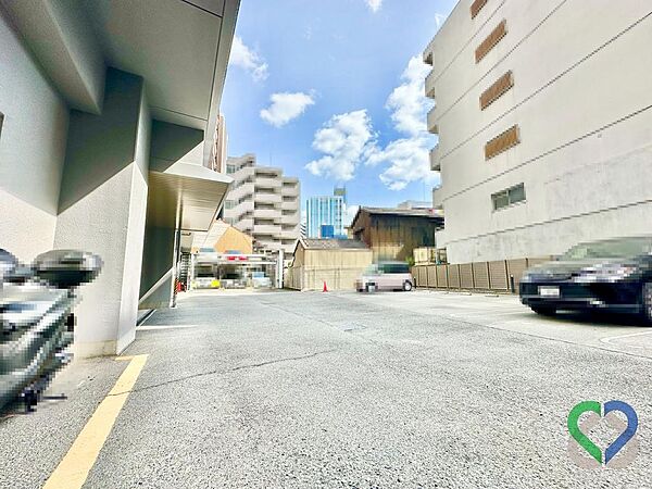 《駐車場》敷地内には駐車スペースを確保。建物周辺はゆとりある配置となっており、車の出し入れもしやすい環境です。周辺の建物とも距離があり、開放感を感じられる共用スペースとなっています。