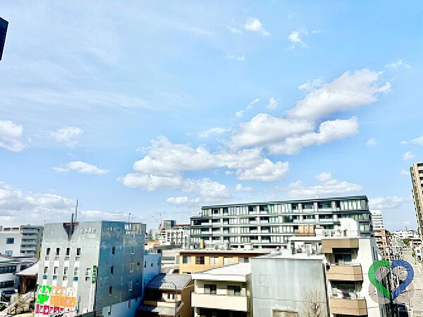 《眺望》バルコニーからは開けた眺望が広がり、空の広さを感じられる気持ちの良い景色です。周囲に高い建物が少なく、開放感のある眺めが日常にゆとりを与えてくれます。晴れた日には青空を存分に楽しめます。