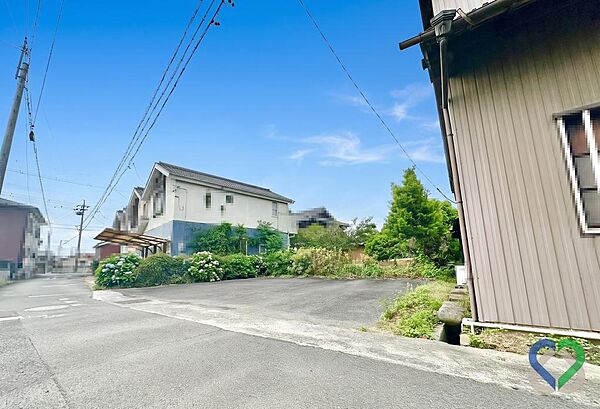 《外観》予算を抑えて建物にこだわりたい方に最適な、約２３坪のコンパクトな整形地。建築条件なしの更地につき、お好きなハウスメーカーで理想の邸宅を建築可能です。