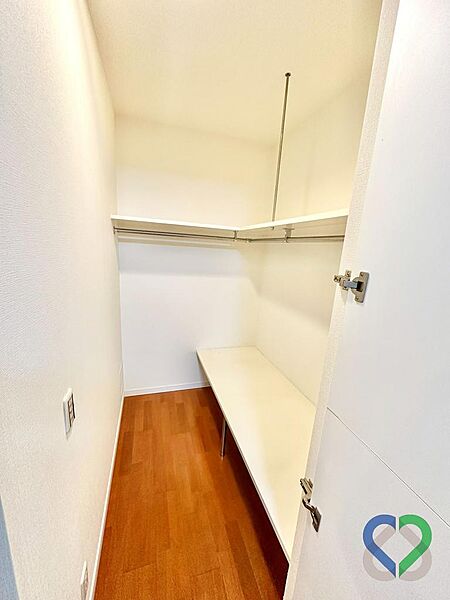 《ウォークインクローゼット》衣類から季節の大型荷物までまとめてしまえる、大容量のウォークインクローゼット。お部屋に生活感を出さず、すっきりと開放的な居住空間をキープできる頼もしい収納力です。