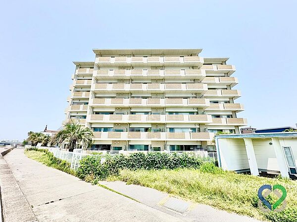 《外観》海沿いの街に美しく映えるモダンでスタイリッシュな外観デザイン。新舞子の心地よい潮風を感じるロケーションに佇み、住まう人のプライドを満たす洗練された佇まいが、日々の暮らしに特別感を演出します。