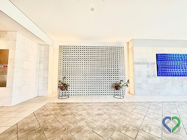 《ロビー》開放感あふれるロビーは、洗練されたモダンなデザインが魅力。住まう人の憩いの場としてはもちろん、大切なゲストを心地よく迎えるウエルカム空間として、日々の暮らしに品格とゆとりを添えます。