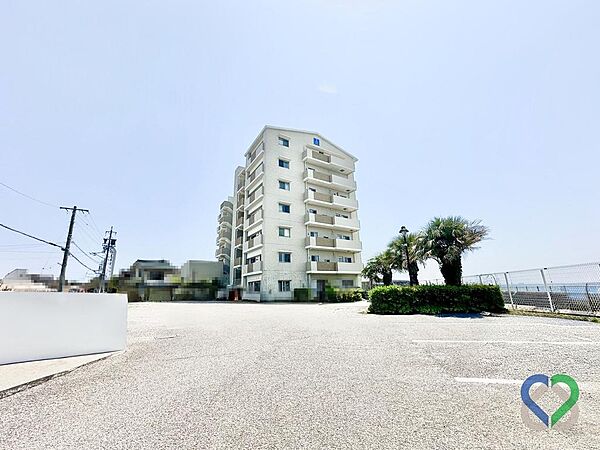 《駐車場》出し入れがスムーズで便利な平置きタイプの駐車場です。専用使用権付きのため、毎日の駐車スペースがしっかり確保されており安心。大きめのお車やミニバンでも快適に駐車でき、お買い物帰りも快適です。