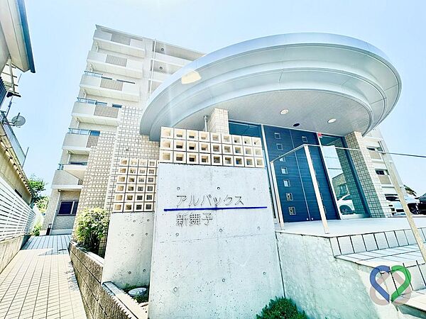 《外観》落ち着きと品格を兼ね備えた、洗練された佇まいの「アルバックス新舞子」。新舞子の爽やかな景観と調和するモダンなデザインが、住まう喜びと誇りを感じさせます。日々の帰宅を温かく迎えてくれる外観です。