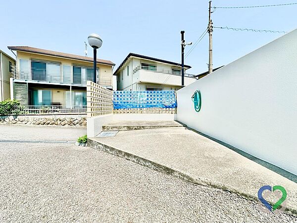 《ゴミ置き場》清潔に管理されている敷地内のゴミ置き場です。住戸からスムーズにアクセスできるため、毎日のゴミ出しの負担を軽減。しっかりと分別・管理されており、衛生面でも安心して気持ちよく利用できます。
