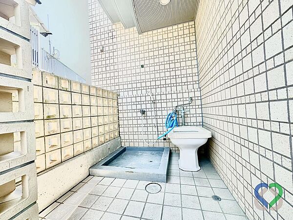 《ペット足洗い場》エントランス横に便利な足洗い場を完備。お散歩帰りにサッと足を洗えるため、お部屋や共用部を汚さず綺麗に保てます。愛犬との快適な暮らしをサポートする、飼い主様にも嬉しい充実の設備です。