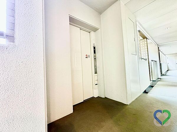 《エレベーター》重い荷物がある時やベビーカーでの移動もスムーズなエレベーターを完備。階上への移動がスムーズで、小さなお子様からご年配の方まで毎日を安全・快適にサポートする、暮らしに欠かせない設備です。