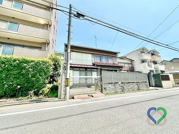 《外観》美しい街並みに調和する、約１７９m2のゆとりある整形地が新たに登場。豊かな陽光を享受する南向きのロケーションが魅力です。建築スムーズな更地渡しにてお届けいたします。