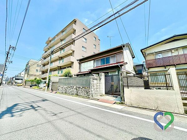 《外観》堂々たる邸宅の佇まいを叶える広々とした間口が魅力。南道路ならではの開放感と良好な陽当りが、ご家族の理想の住まいを優しく包み込みます。ぜひ現地にてご体感ください。
