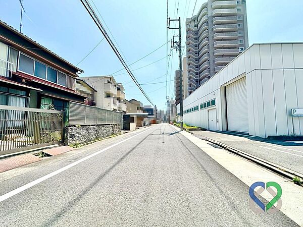 《前面道路：幅員約５．９ｍ》幅員はゆとりがあり、一方通行のため交通量が少なく大変静かです。小さなお子様がいるご家族も安心して通行できるほか、焦ることなくスムーズにお車の出し入れや並列駐車が行えます。
