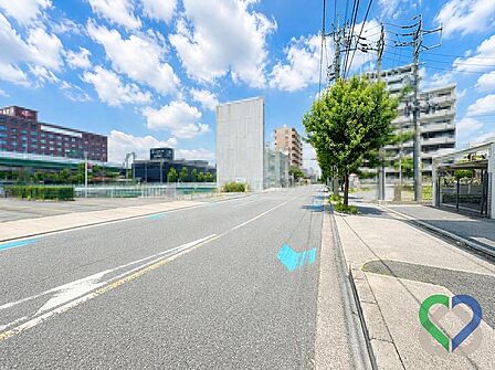 《前面道路》道路幅にゆとりがあり、お車での移動もスムーズ。圧迫感の少ない街並みが広がり、快適な住環境を実感いただけます。