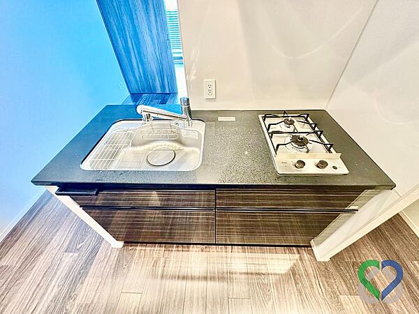 《キッチン》ＬＤＫと一体感のあるスタイリッシュなキッチン空間。足元までしっかり入る充実の収納スペースを備えており、調理器具や食器類もスッキリ整理整頓できる機能的な造りです。