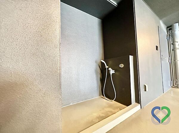 《ペット足洗い場》お散歩帰りに大活躍するペット専用の足洗い場を完備！お部屋に入る前にしっかり汚れを落とせるため、室内を清潔に保てます。愛犬・愛猫家にも嬉しい快適な設備です。