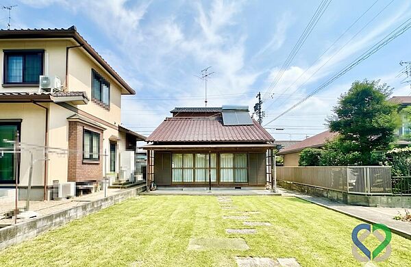 《外観》土地面積約５６．９坪のゆとりを生かし、広々としたお庭やウッドデッキの配置も可能！陽当り良好な角地だからこそ、家族でガーデニングやＢＢＱを存分に楽しめます。