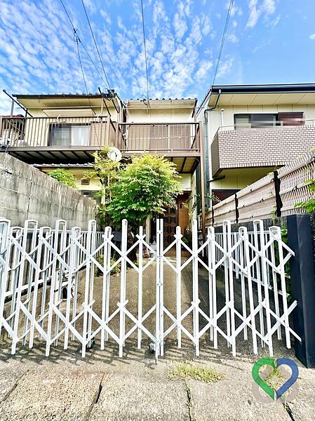 《外観》１９８９年築１月、南道路に面した木造２階建て住宅。約５．４ｍの前面道路はすれ違いや車の出入りもスムーズで、開放的な前面空間が住まいに明るい陽光と心地よい風をしっかりともたらします。