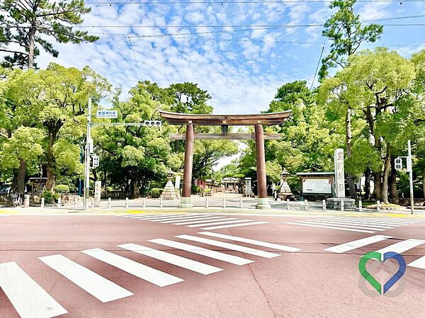 《豊国神社》約４００ｍ【徒歩５分】豊臣秀吉公を祀る豊国神社は、緑に囲まれた歴史あるスポットです。広大な境内は散歩コースにも最適で、日常に豊かな彩りと安らぎを与えてくれる心地よい環境が整っています。