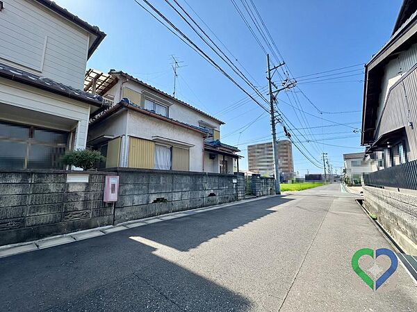 《東側前面道路：幅員約５．０ｍ》車のごすれ違いもスムーズな東側前面道路（幅員約５．０ｍ）。日当たりが良く、角地ならではの開放感と良好な通風が確保できます。