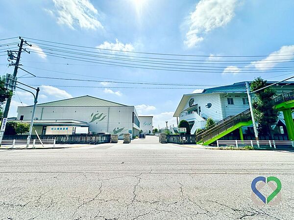 《北部中学校》約２００ｍ【徒歩３分】通学時間を短縮できるため、朝の準備や宿題、部活動など、日々忙しい中学生のお子様の時間を有効に活用できます。周囲は治安も良く、安心して送り出せる落ち着いた街並み。
