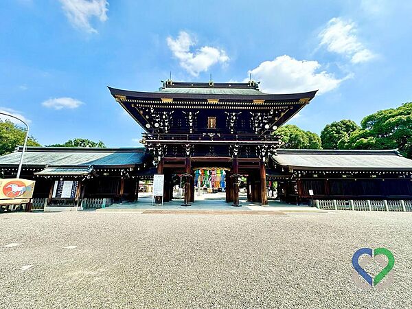 《真清田神社》約７５０ｍ【徒歩１０分】地域のシンボルとして愛される神社が身近にあり、歴史と文化を日常に感じる贅沢な立地。周辺は落ち着きのある街並みが広がり、日々の暮らしに心地よい潤いをもたらします。