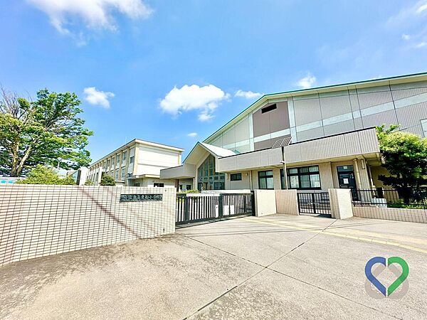 《貴船小学校》約３２０ｍ【徒歩４分】小さなお子様の通学も安心・快適な距離。朝の準備にゆとりが生まれ、放課後もすぐ帰宅できるのが嬉しいポイント。落ち着いた、子育て世帯にぴったりの住環境です。