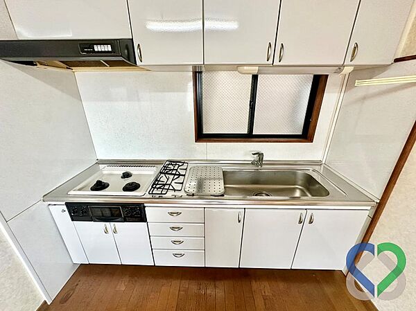 《キッチン》収納豊富なシステムキッチンを採用。三口コンロ付きで調理効率も良く、毎日のお料理を快適にサポートします。※画像の一部をＣＧ加工・修正しています。