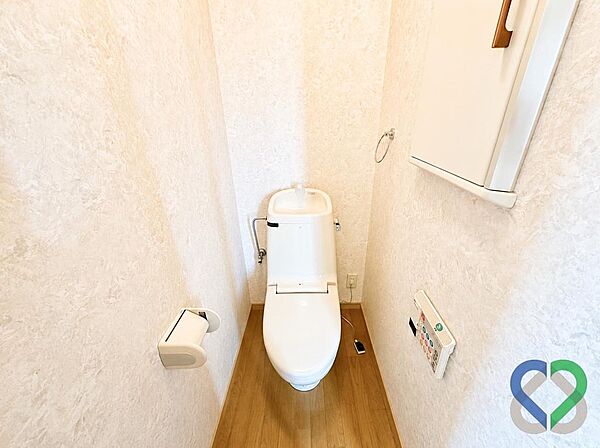 《トイレ》１階・２階・３階の３か所にトイレを備え、二世帯住宅や来客時も安心。シンプルなデザインで清潔感のある空間です。※画像の一部をＣＧ加工・修正しています。