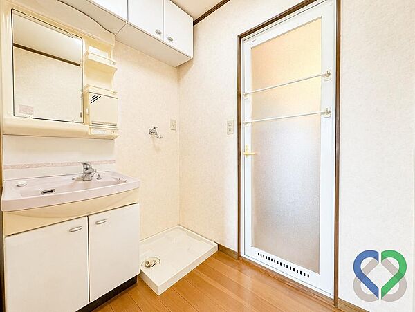 《洗面室》２階中央のコンパクトな洗面室。吊戸棚付きでタオルや洗剤などをすっきり収納でき、限られたスペースでも使いやすく設計されています。※画像の一部をＣＧ加工・修正しています。