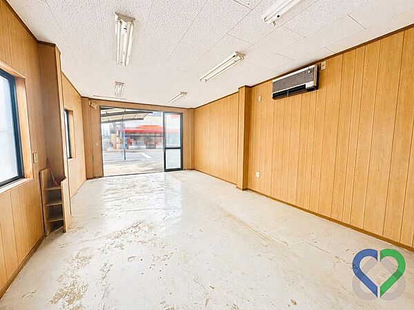 《１階店舗スペース》開放感のある店舗・事務所スペース。視認性の良い道路沿いに位置し、事務所や店舗など幅広い用途に対応します。※画像の一部をＣＧ加工・修正しています。