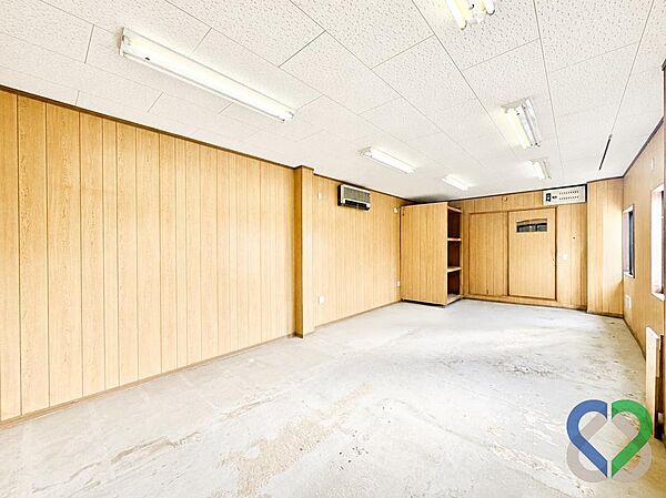 《１階店舗スペース》広々とした店舗・事務所スペース。用途に合わせて自由にレイアウトでき、多彩な使い方が可能です。※画像の一部をＣＧ加工・修正しています。