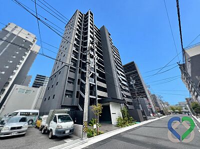 外観:《建物外観》重厚感のあるモノトーンを基調とした、洗練されたマンション外観。シャープなフォルムと落ち着いたカラーリングが調和し、街並みの中でも存在感を放つ上質な佇まいです。 外観:《建物外観》重厚感のあるモノトーンを基調とした、洗練されたマンション外観。シャープなフォルムと落ち着いたカラーリングが調和し、街並みの中でも存在感を放つ上質な佇まいです。