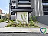 その他：《マンションエントランス》豊かな植栽とモノトーンの外壁が美しく調和したマンションエントランス。都会的で洗練されたデザインの中にも緑を感じられ、住まう方を心地よく迎えてくれます。