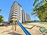 外観：《建物外観》敷地内には遊具のある公園もあり、緑を感じられるゆとりある住環境です。お子様の遊び場としても利用でき、子育て世帯にも嬉しい環境が整っています。※画像の一部をＣＧ加工・修正しています。