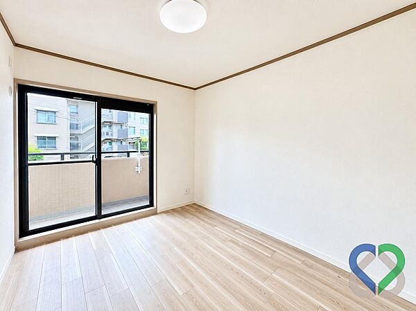 《洋室》バルコニーに面した明るい洋室。大きな開口部から自然光を取り込みやすく、ナチュラルなフローリングが室内をより明るく演出します。寝室や子ども部屋など、ライフスタイルに合わせて活用できます。